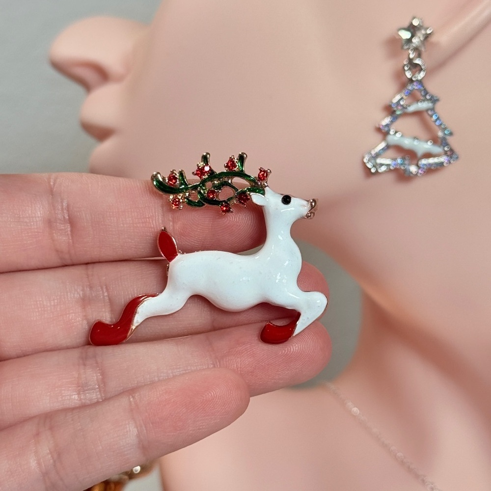 ⚜️ Cute Minimalist Christmas Brooch 🎄 - Picture 4 of 5